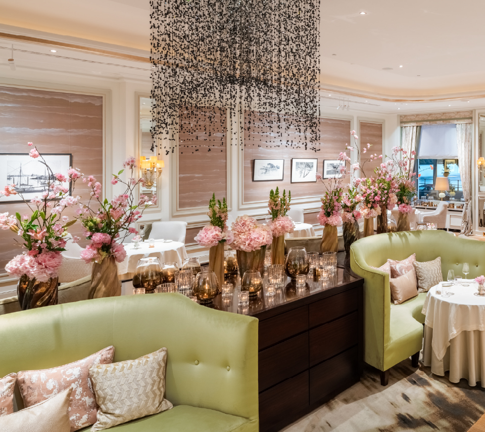 Ansicht auf den Gästeraum des Restaurants Haerlin*** mit großem Kronleuchter